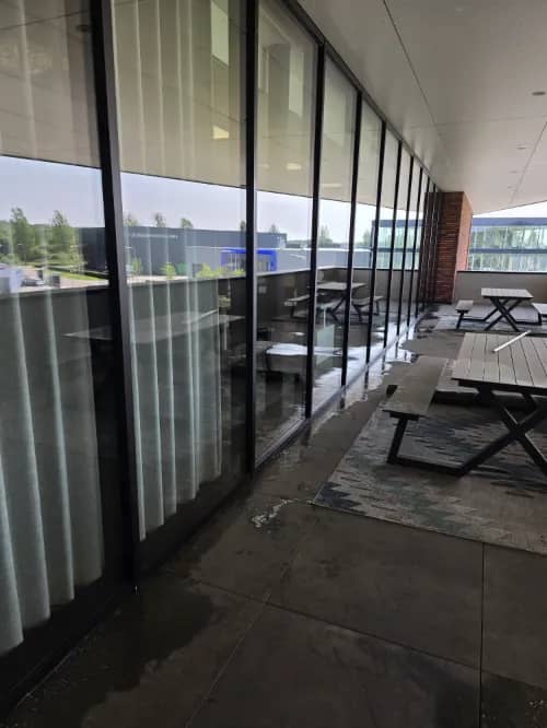 Glazen gevel van een bedrijfspand in Enschede na het wassen van de ramen